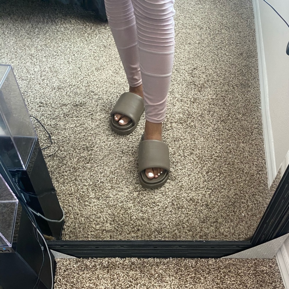H&M Slides/SOLD - Picture 8 of 9